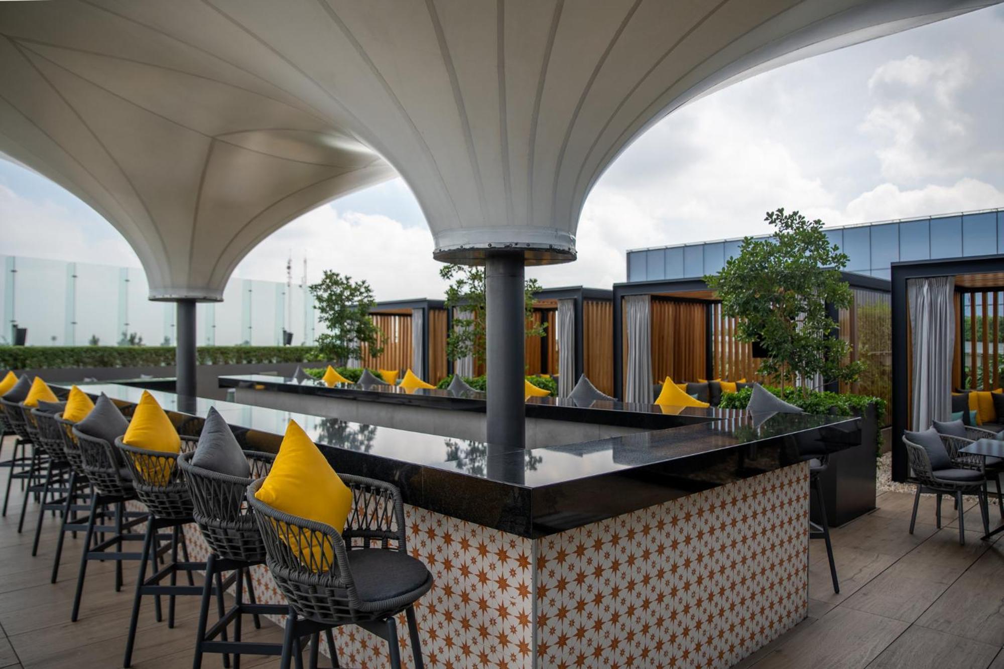 Fiesta Americana Viaducto Aeropuerto Mexikóváros Kültér fotó The bar at the rooftop