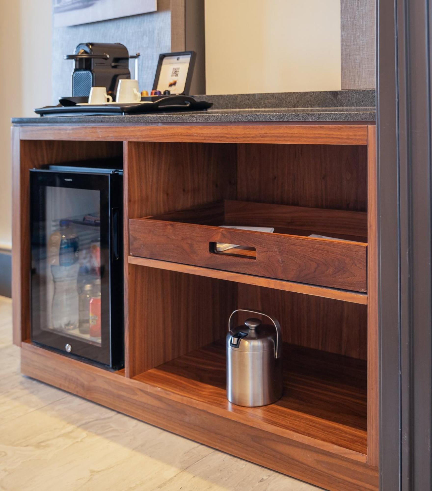 Fiesta Americana Viaducto Aeropuerto Mexikóváros Kültér fotó A mini-bar in a hotel room